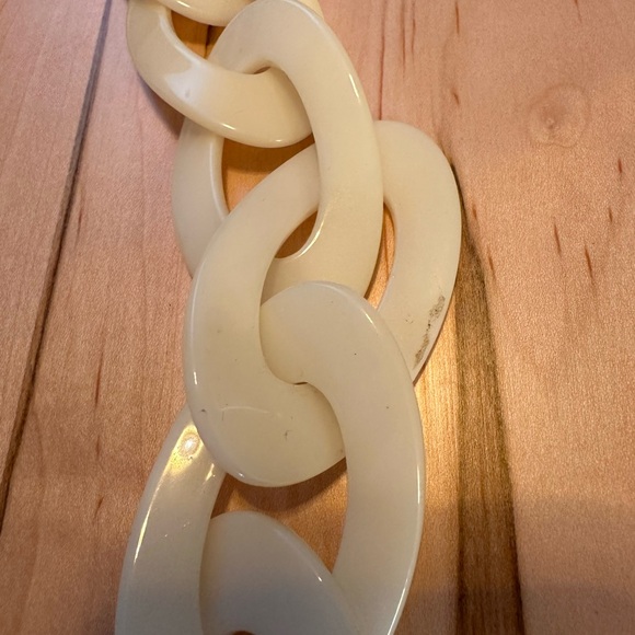 Kenneth Jay Lane Resin Link Statement Necklace - Picture 4 of 5